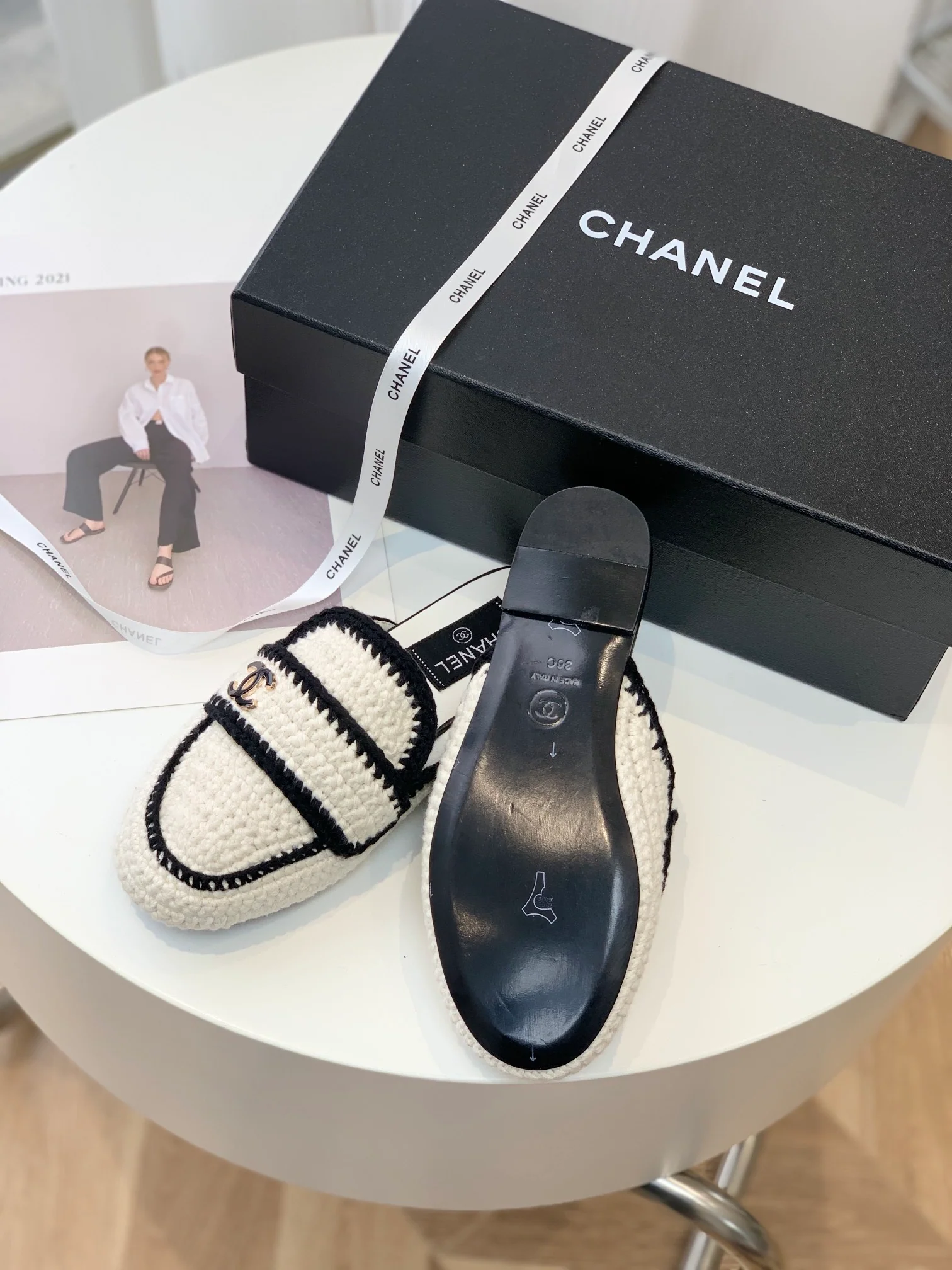 Новинка весны 2023 года от Chanel - плетеные тапочки ?Камелия?.