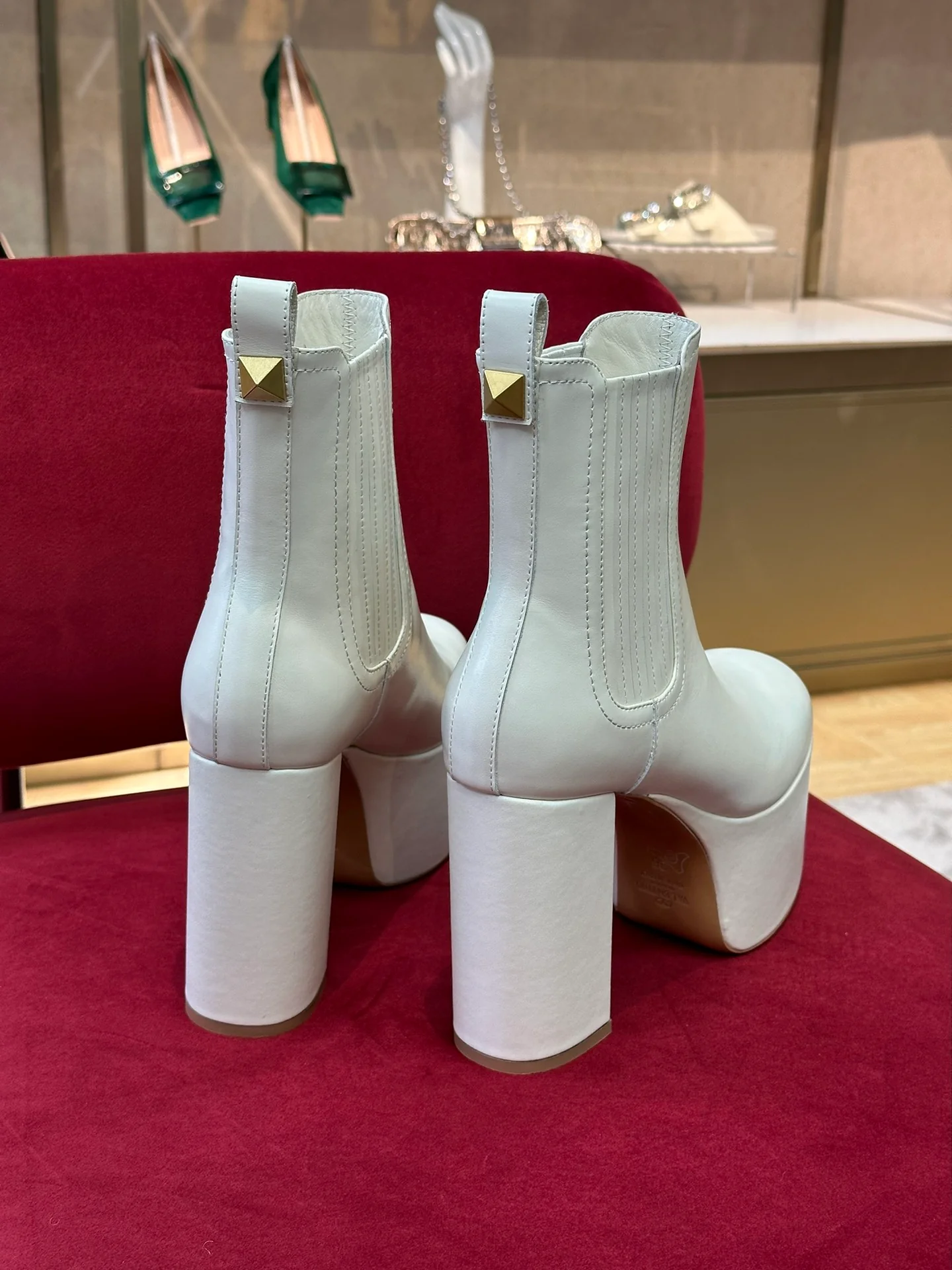 Новинка сезона осень/зима 2022 от Valentino - Ботильоны на высоком каблуке - Белые