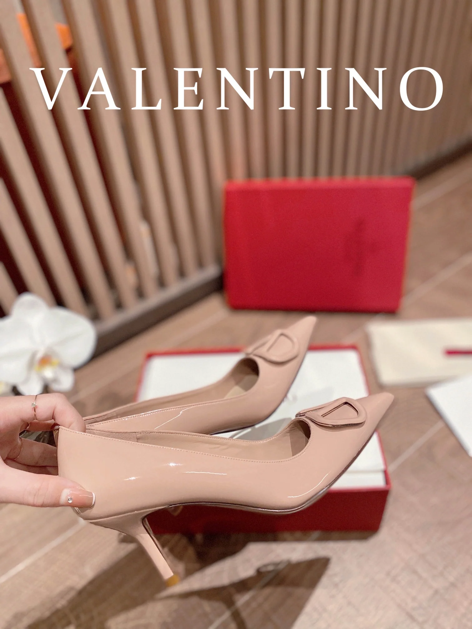 Лакированные туфли Valentino V-образной формы на каблуке - розовые