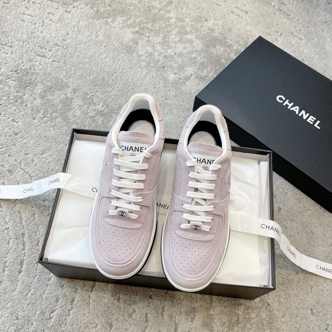 Новинка сезона весна/лето 2023 от Chanel - Кроссовки из телячьей кожи - Телесно-фиолетовые