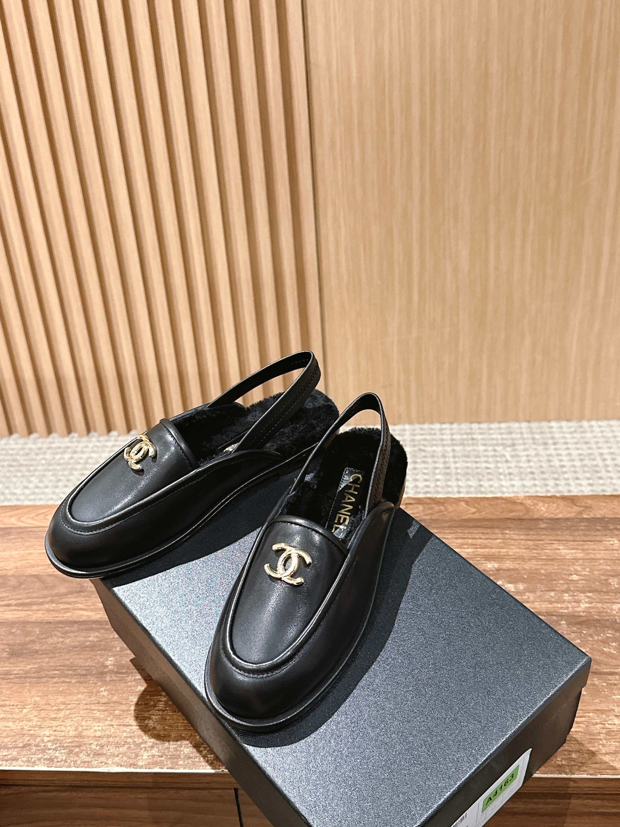 Новинка сезона ?Начало осени? от Chanel — Меховые туфли — Черная кожа