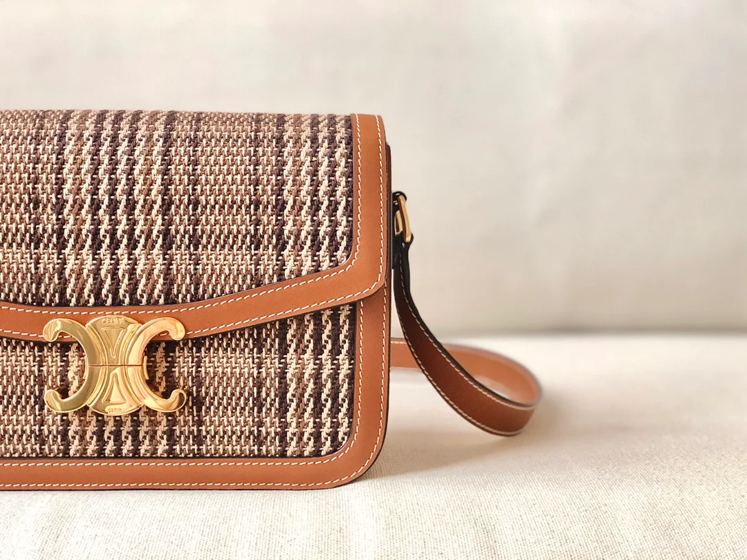 Сумка Celine Triomphe Medium из искусственной кожи и кожи вагю, в желто-коричневой клетке ?гусиная лапка?.