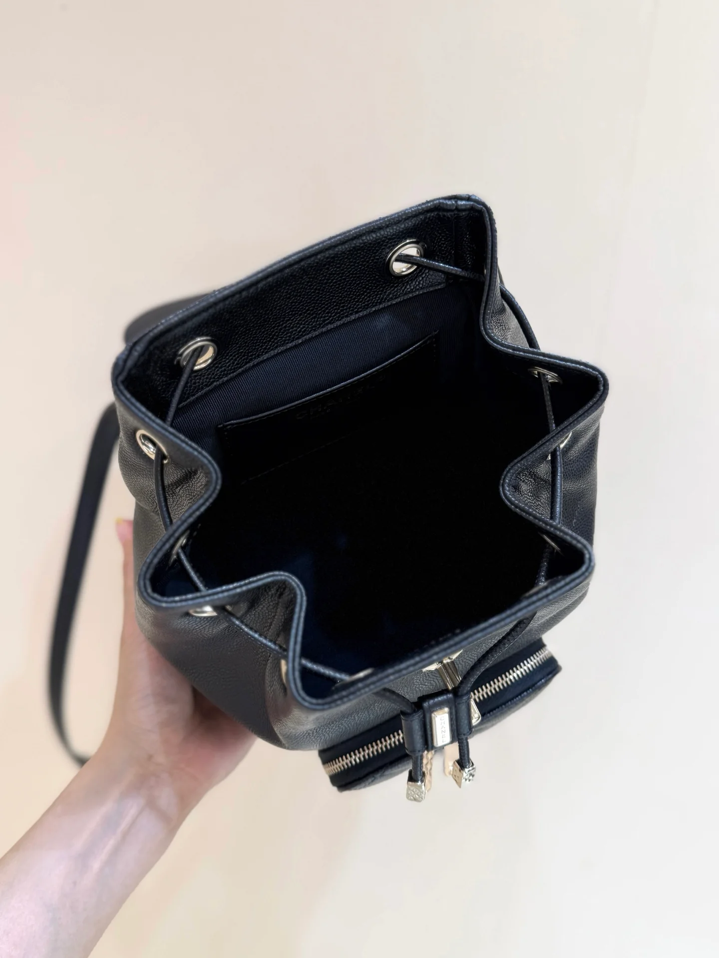 Рюкзак Chanel 25b из кожи личи, черный с золотой фурнитурой.