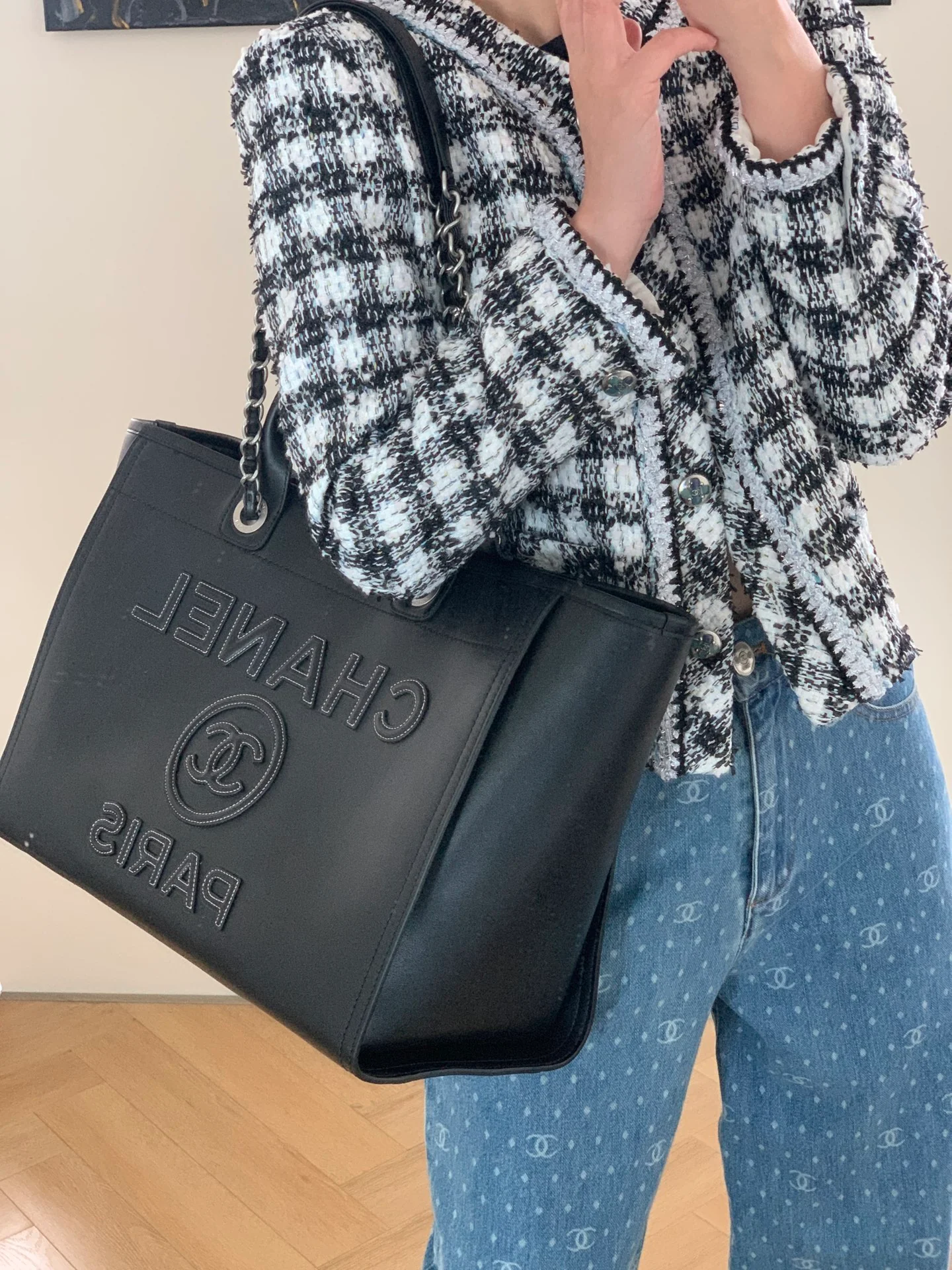 Пляжная сумка Chanel 24a из натуральной кожи, большая, черная.