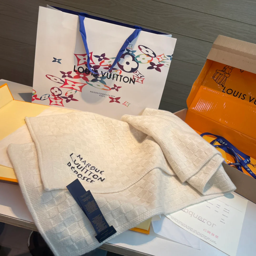 Классический однотонный шарф LV 2024 - белый