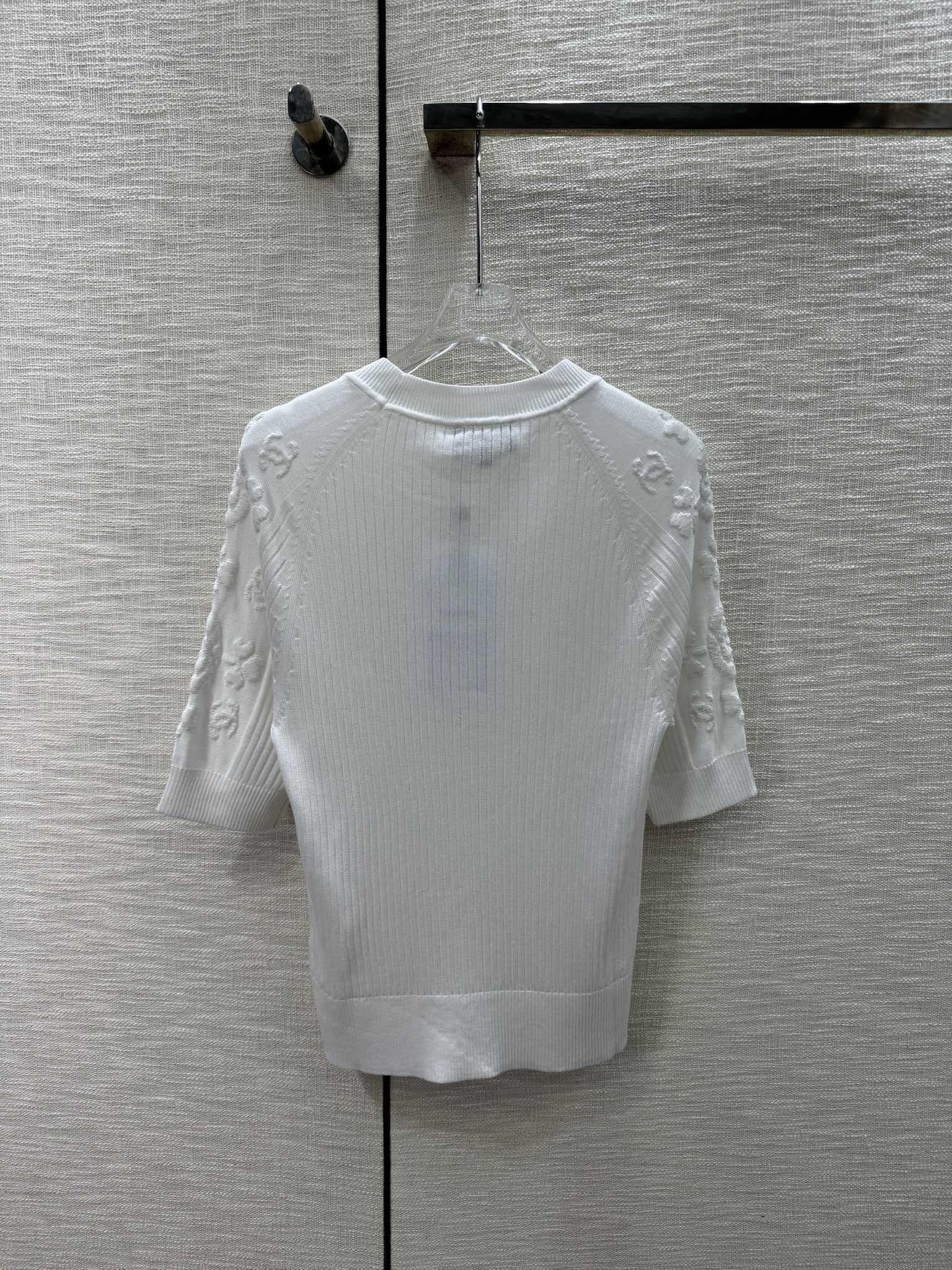 Вязаная футболка Chanel 2404 с коротким рукавом и изображением четырехлистного клевера и камелии - белая.