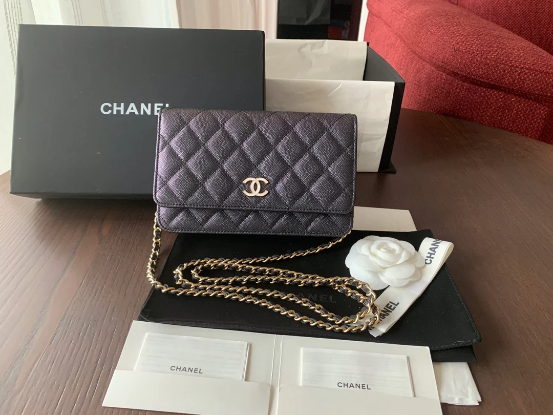 Пряжка Chanel WOC из телячьей кожи с жемчужным узором и эмалью - 2 шт.