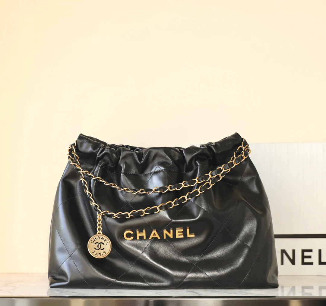 Сумка Chanel 22 (горизонтальный дизайн) - черная с золотой фурнитурой.