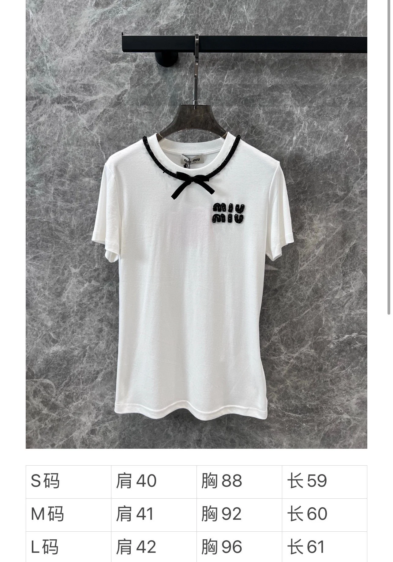 Miu Miu-2404-24 Новая модель для ранней весны: галстук ручной работы с бисером и бантом в виде буквы, футболка с коротким рукавом и круглым вырезом.