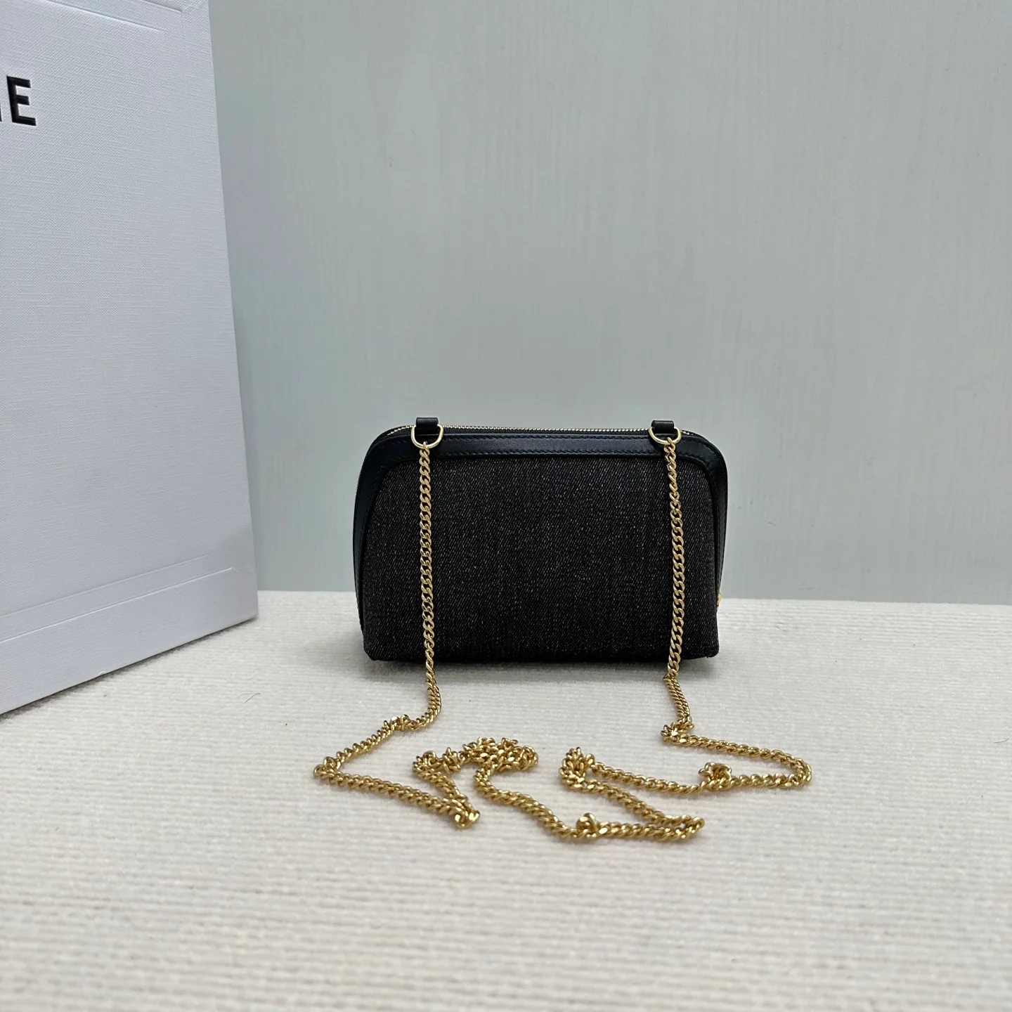 Сумка Celine из джинсовой ткани с вышивкой и цепочкой из ракушек
