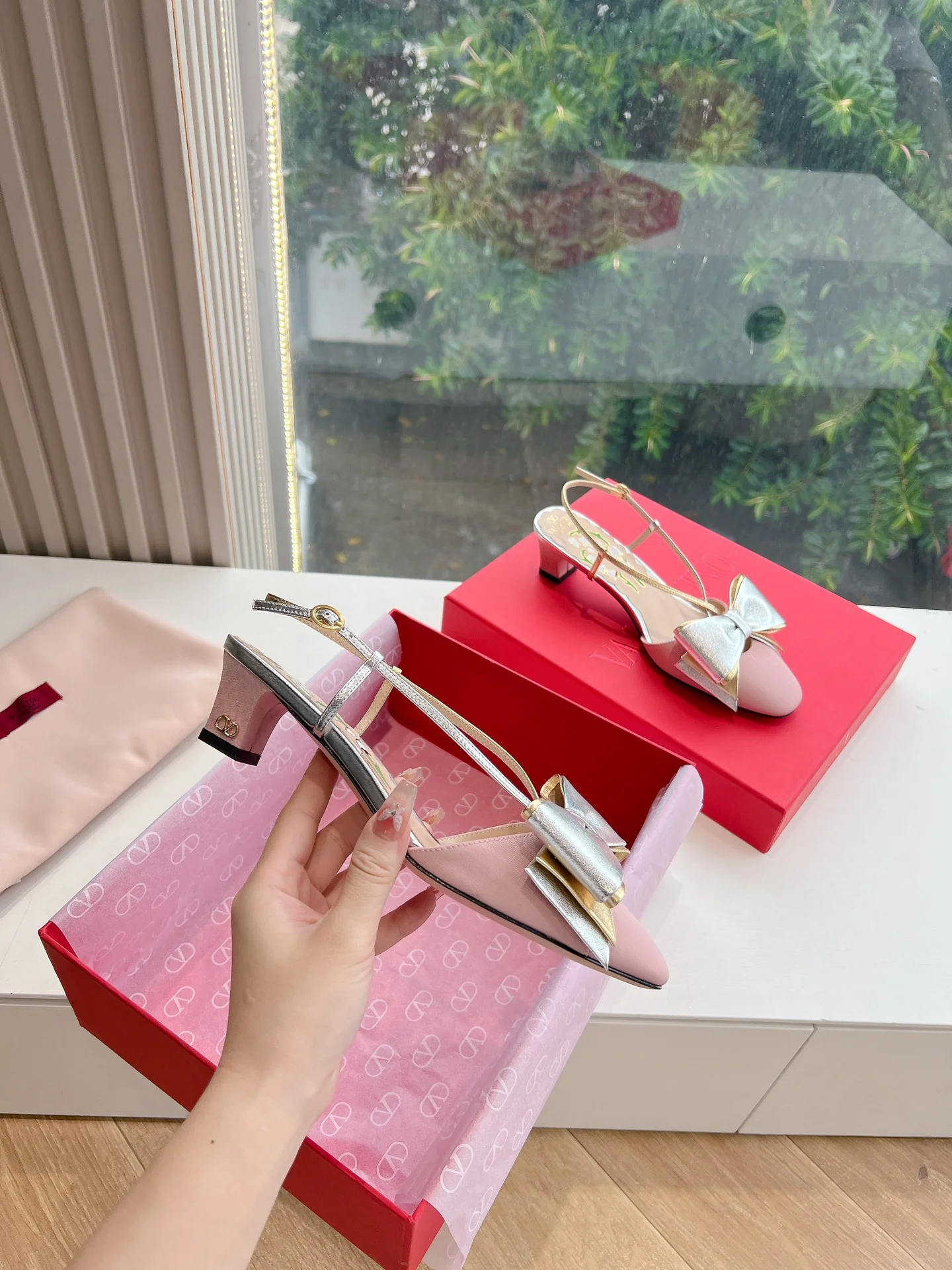 Босоножки на высоком каблуке Valentino 2024 с бантом - розовые