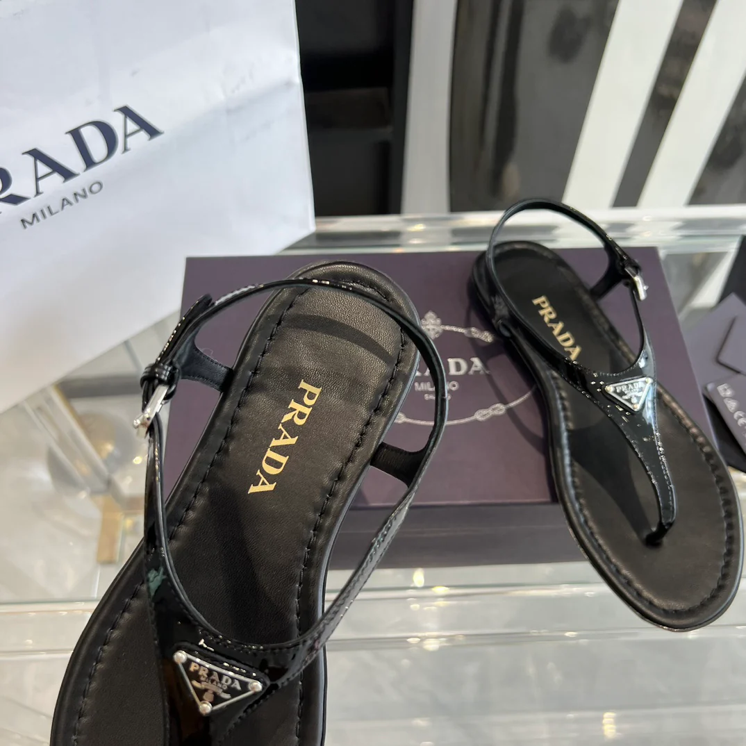 Новинка Prada 2023 года - Блестящие сандалии - Черные
