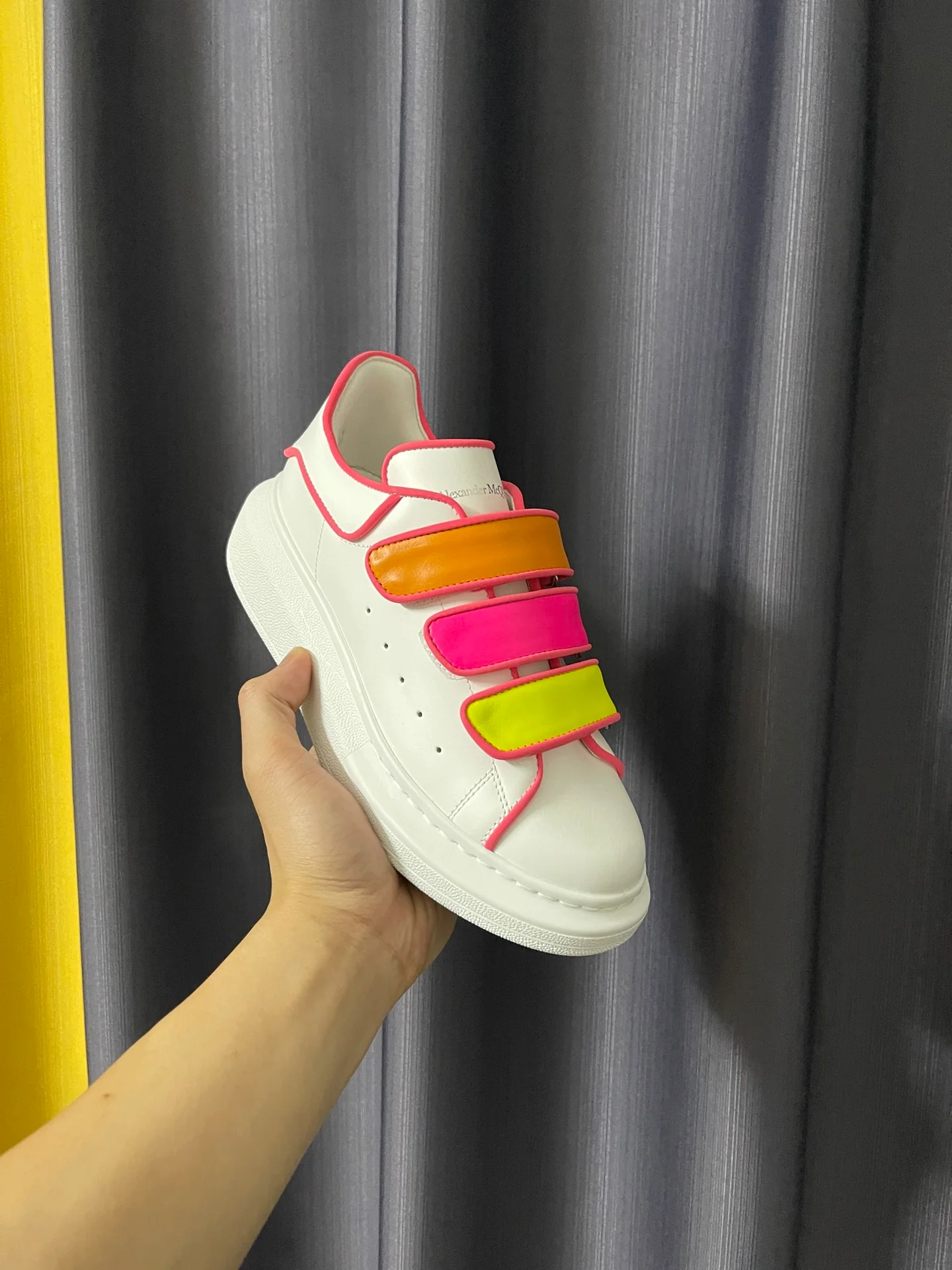 Классические белые кроссовки McQueen - унисекс - трехцветная застежка на липучке