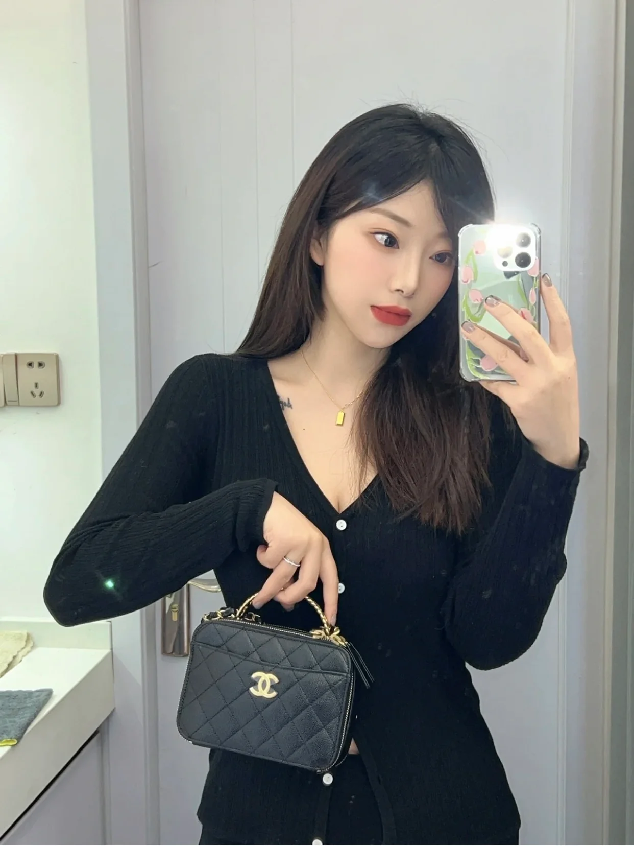 Chanel - Новая сумка-фотоаппарат с ручкой в ??виде буквы - Сумка-коробочка - Фотографии в действии