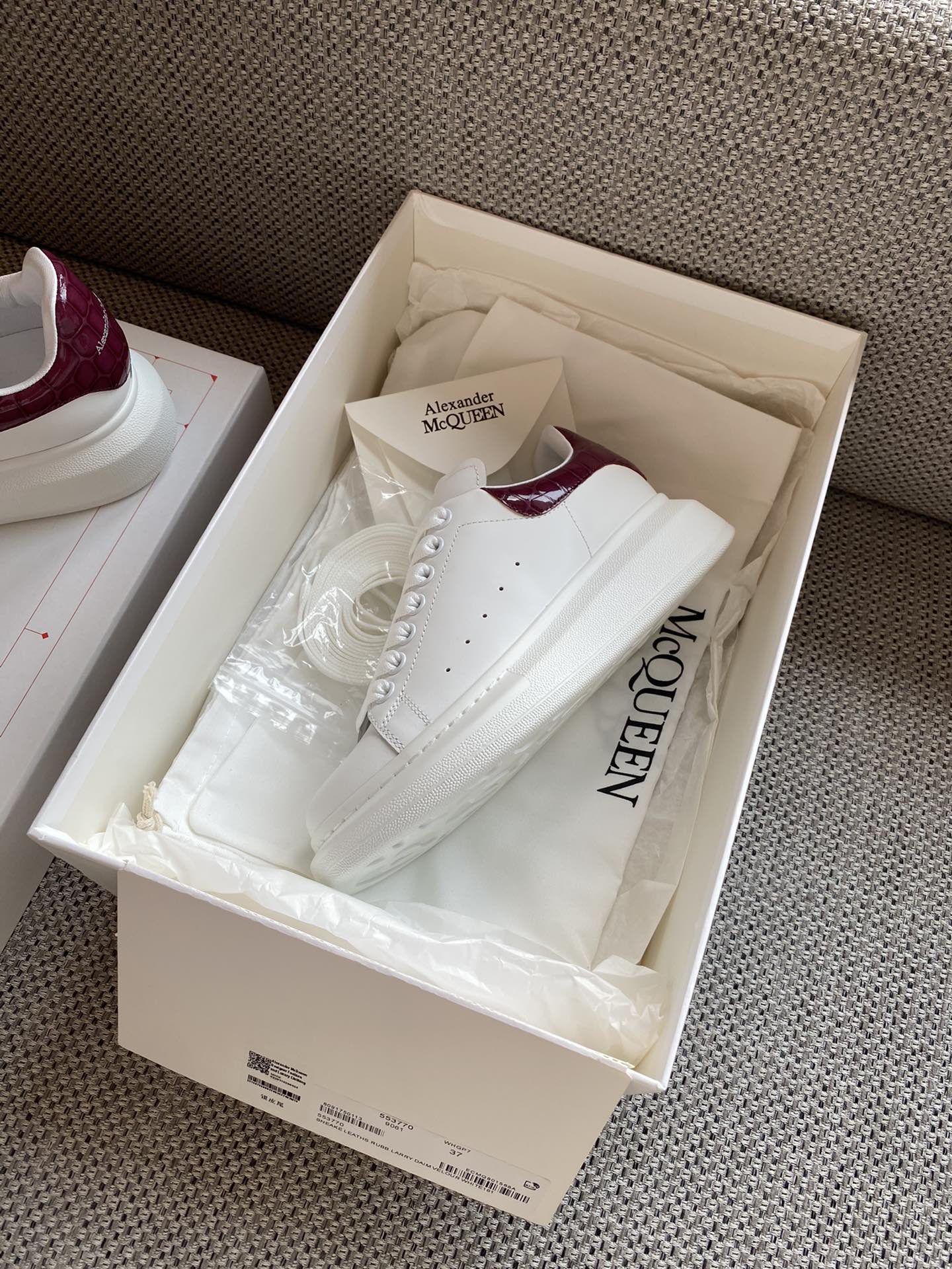 Классические белые кроссовки McQueen - на каблуке-резинке - в клетку - бордовые