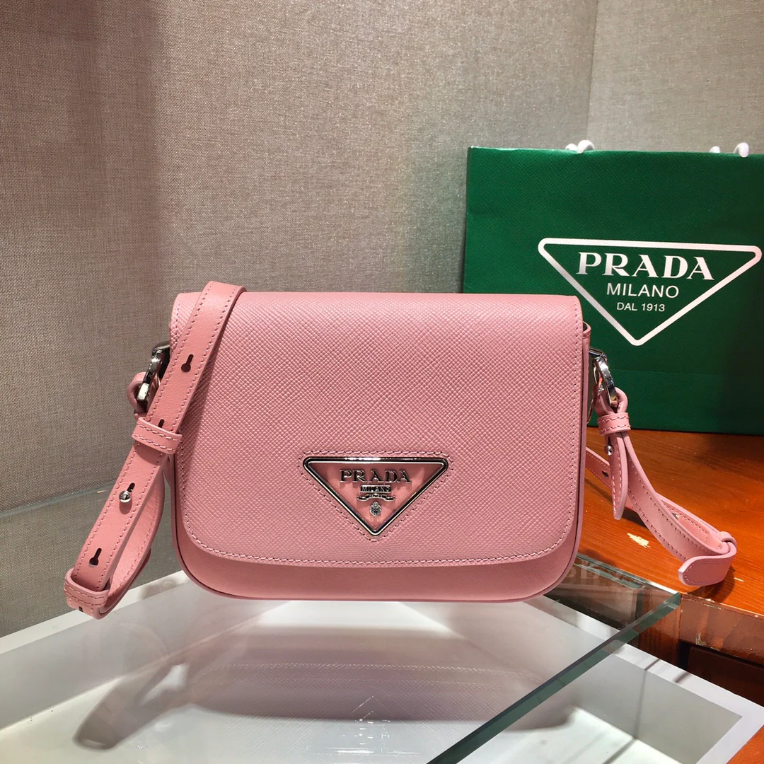 Новинка 2020 года от Prada — сумка-клатч розового цвета.
