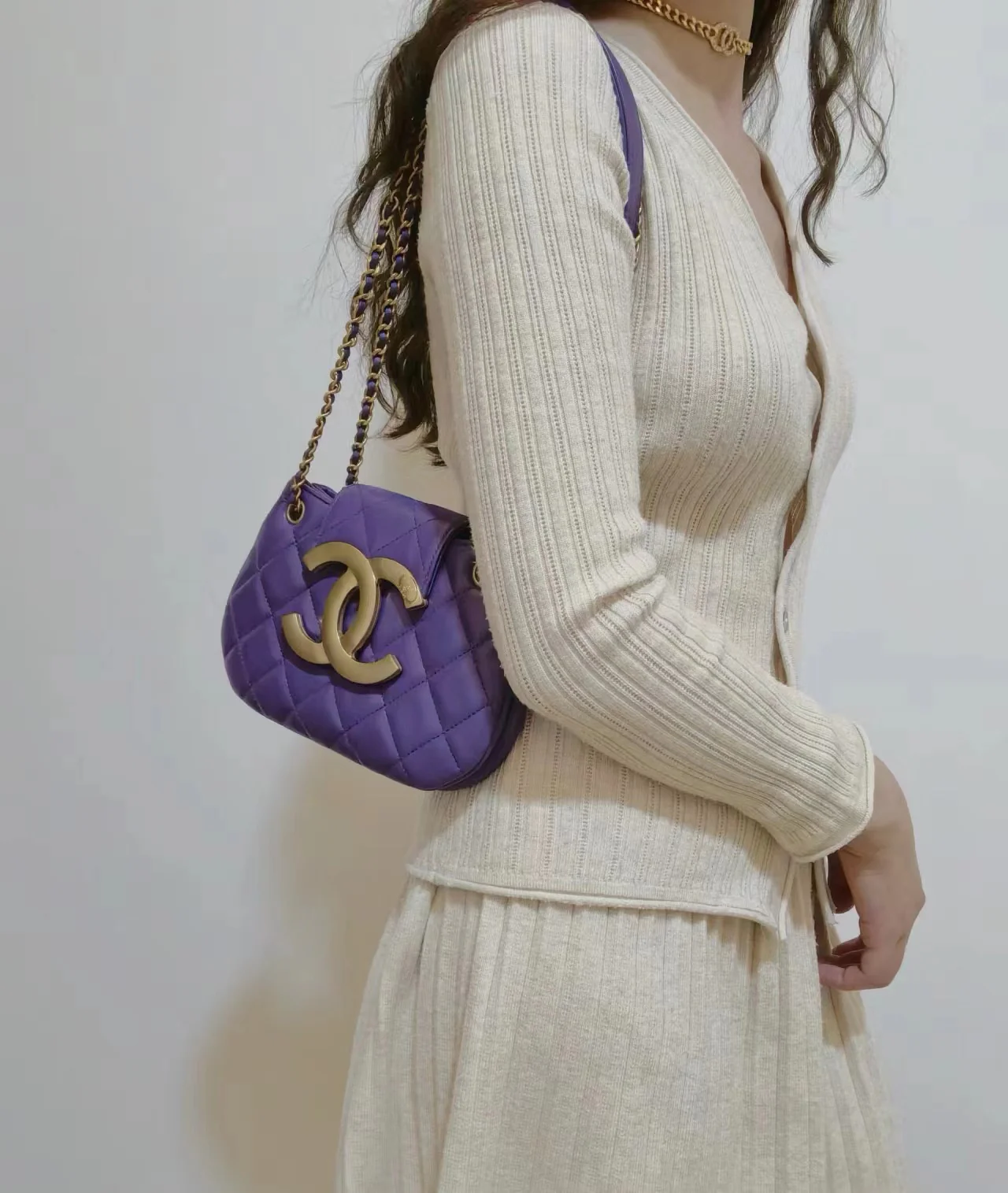 Новая коллекция Chanel ?Ранняя весна? — 24c — Большая ретро-сумка Double C — Мессенджер — Фиолетовая
