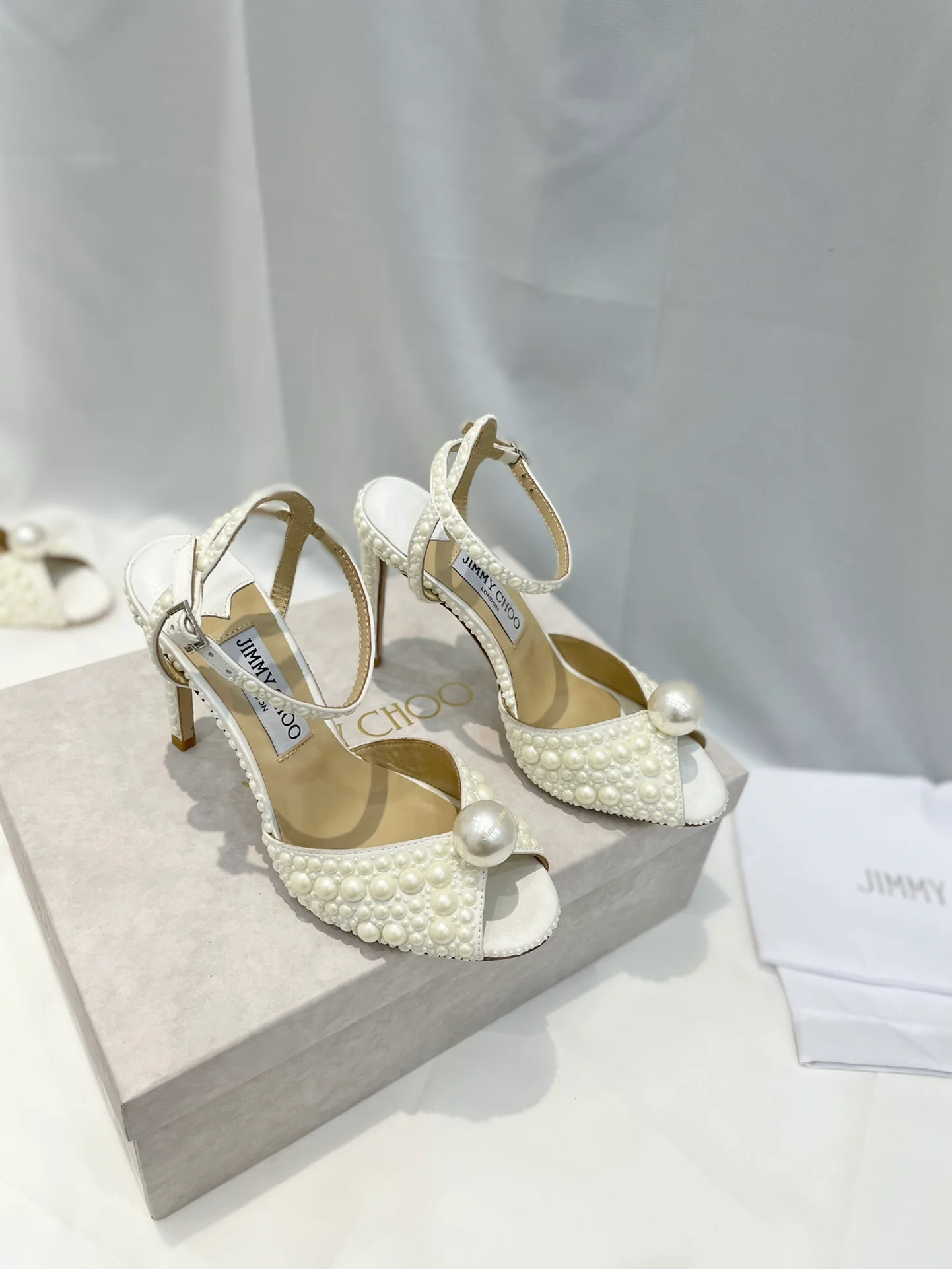 Сандалии на высоком каблуке Jimmy Retro Pearl Series - белые