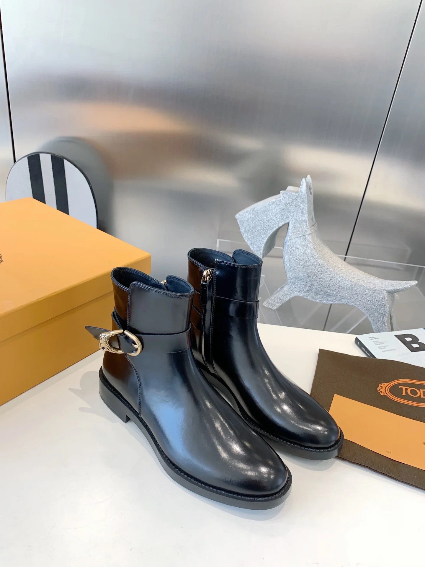 Ботинки челси Tods с головой льва - черные