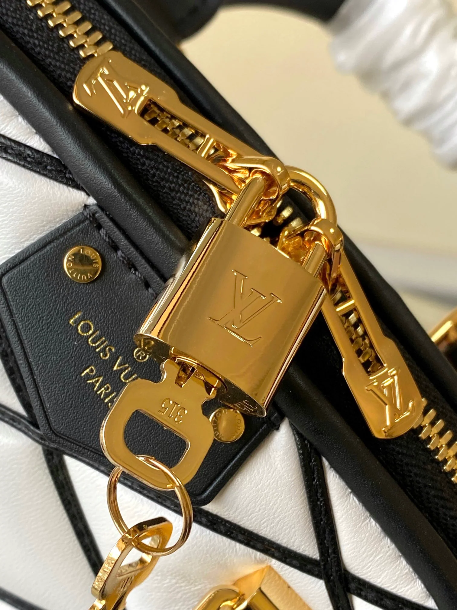 m23666-LV-nicolas-ghesquiere-shell bag-white