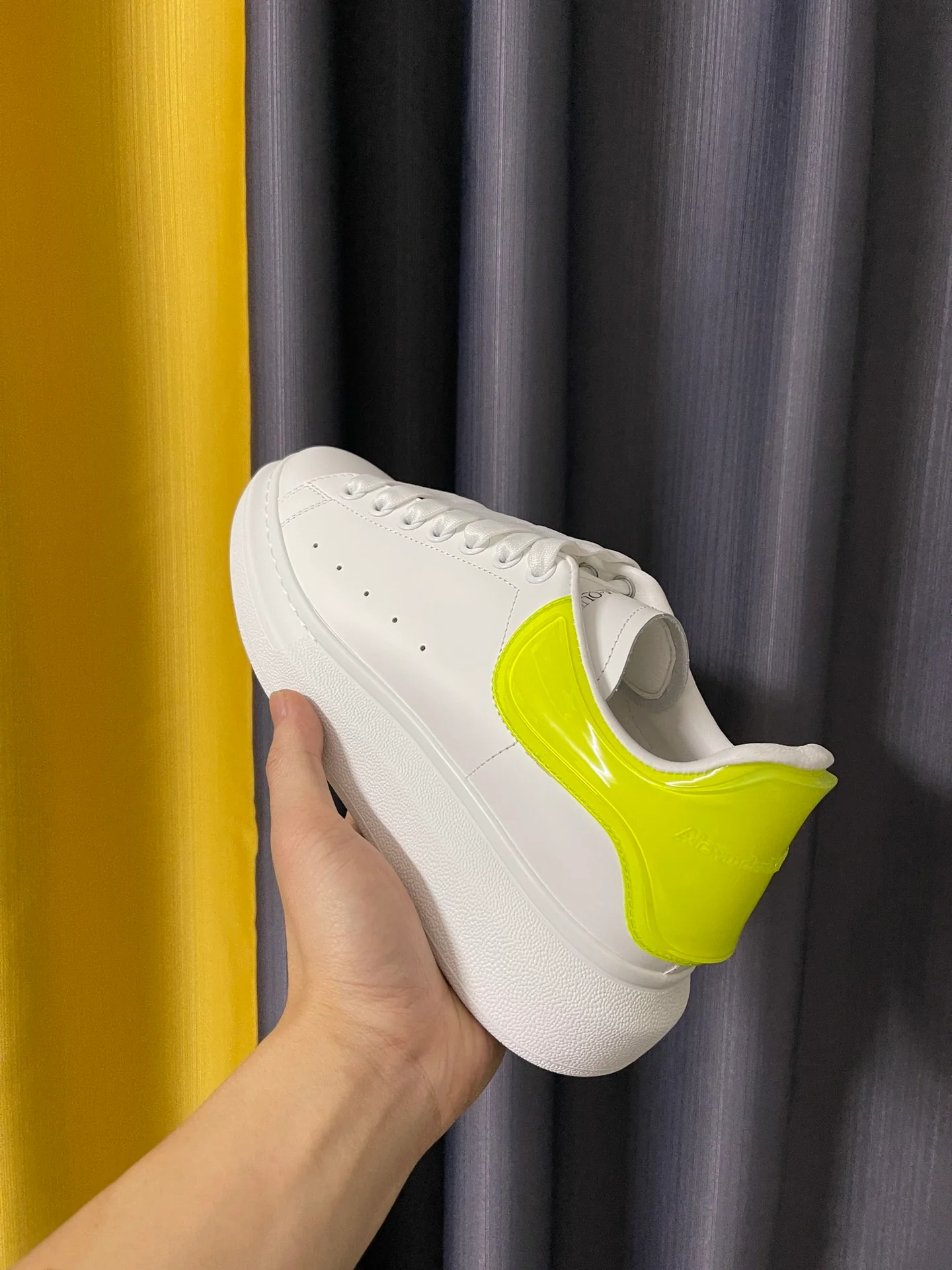 Классические белые кроссовки McQueen - унисекс - флуоресцентно-желтый каблук из искусственной кожи - премиум-издание