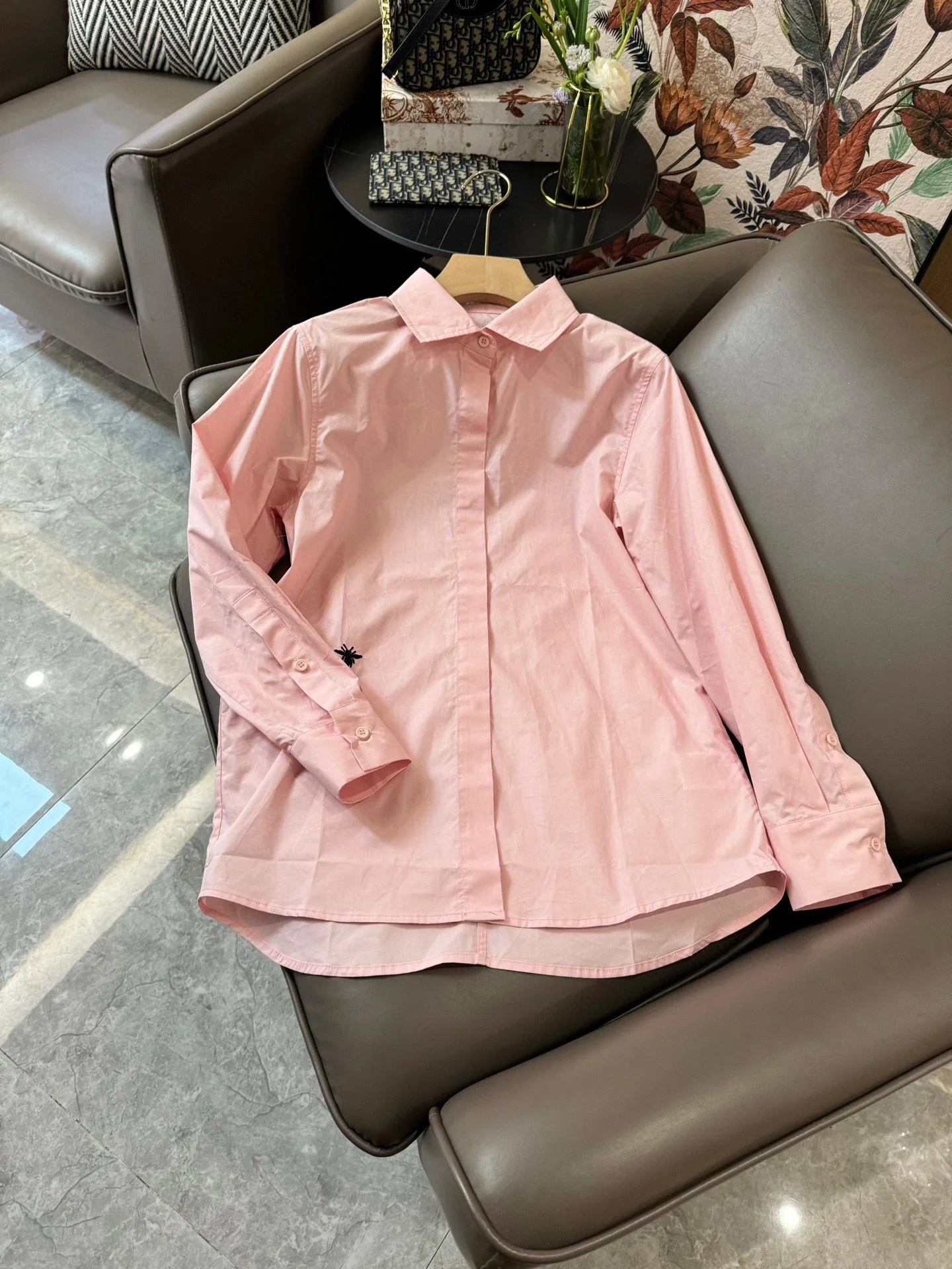 Хлопковая рубашка с длинными рукавами Dior 2403-24ss с вышивкой пчелы - розовая