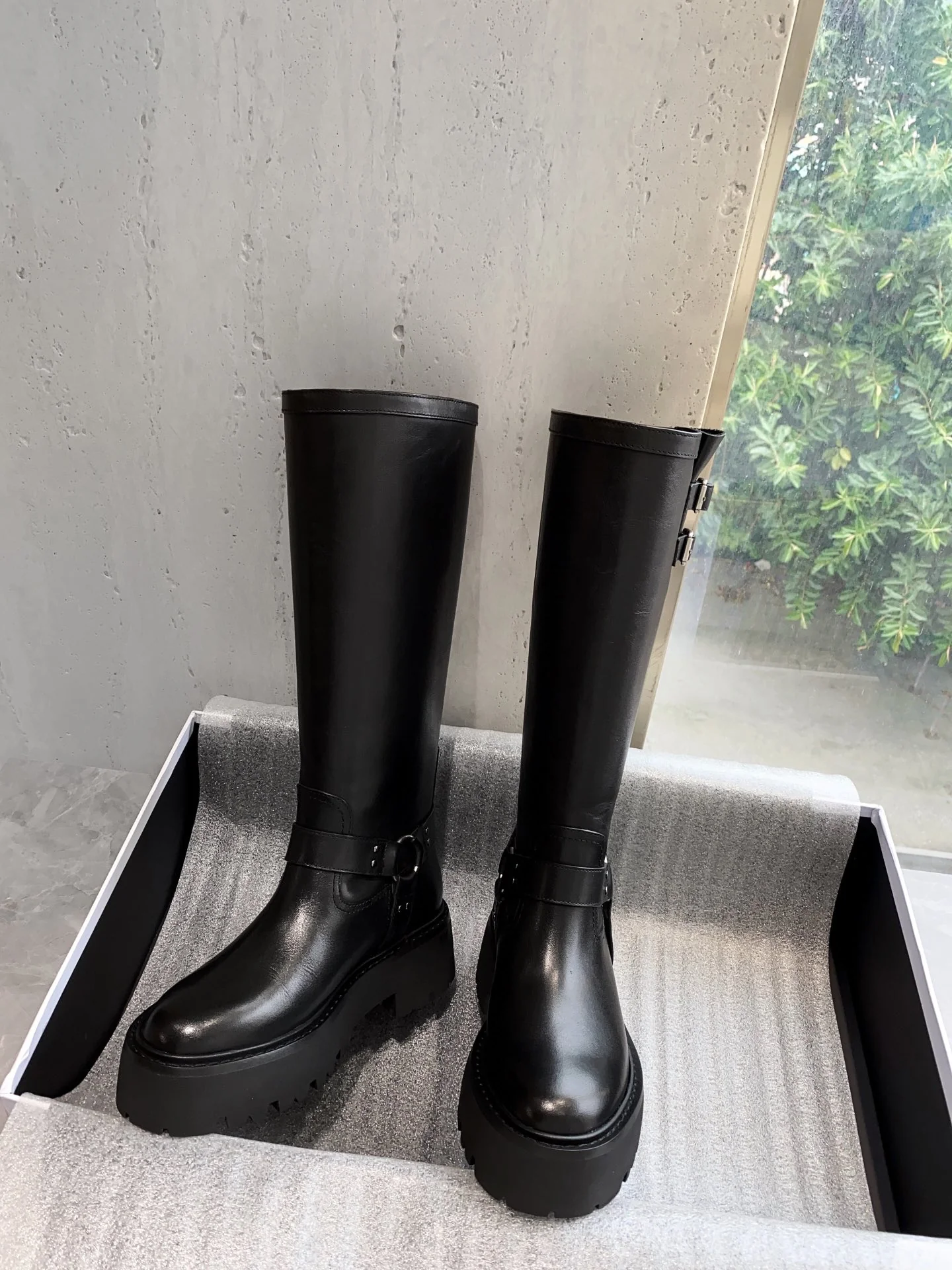 Новинка сезона осень/зима 2022 от Celine — Рыцарские сапоги ?Триумфальная арка? — в стиле Ян Ми.