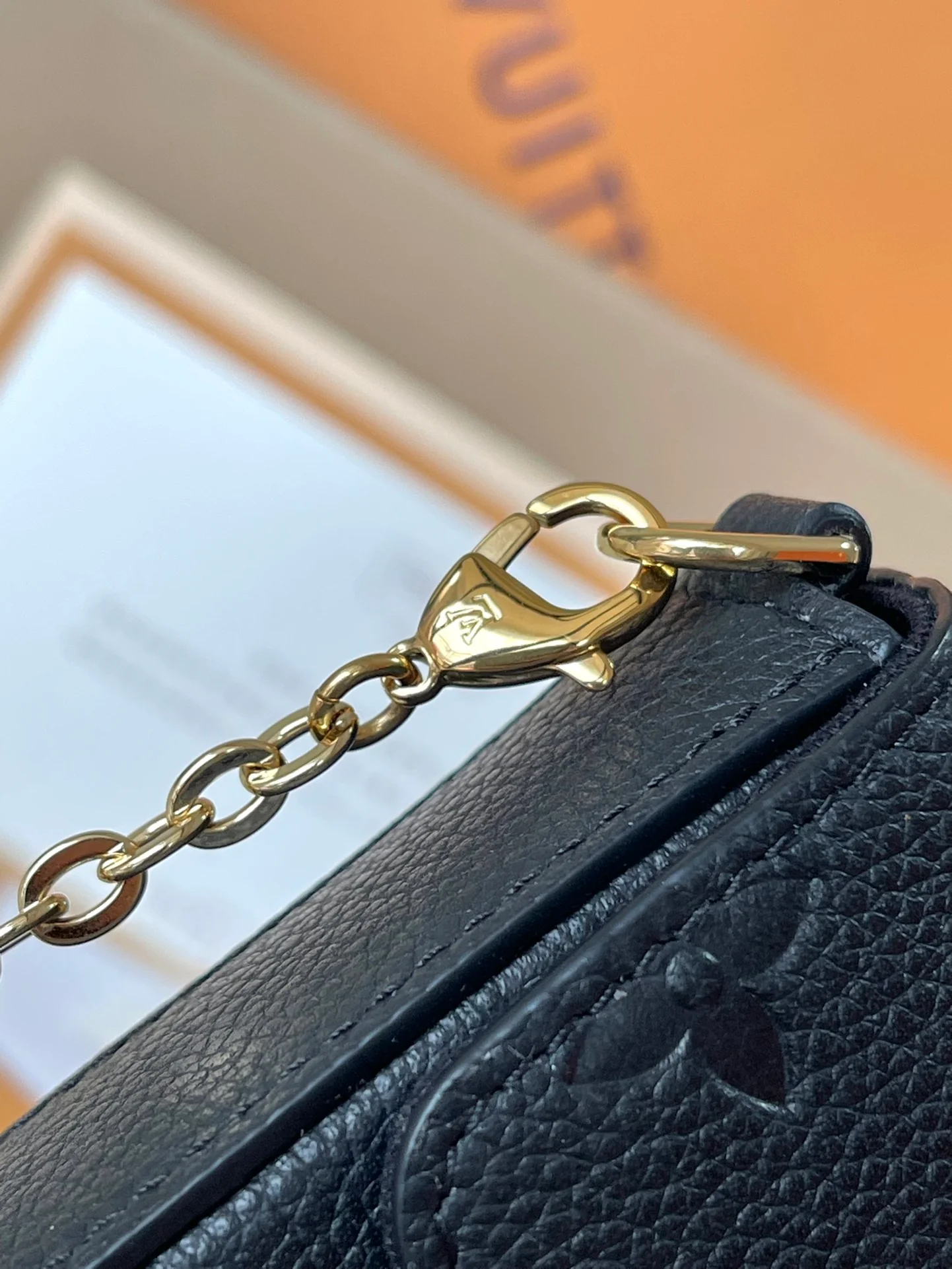 m64064-LV-pochette-felicie-empreinte сумка через плечо с тиснением-черный