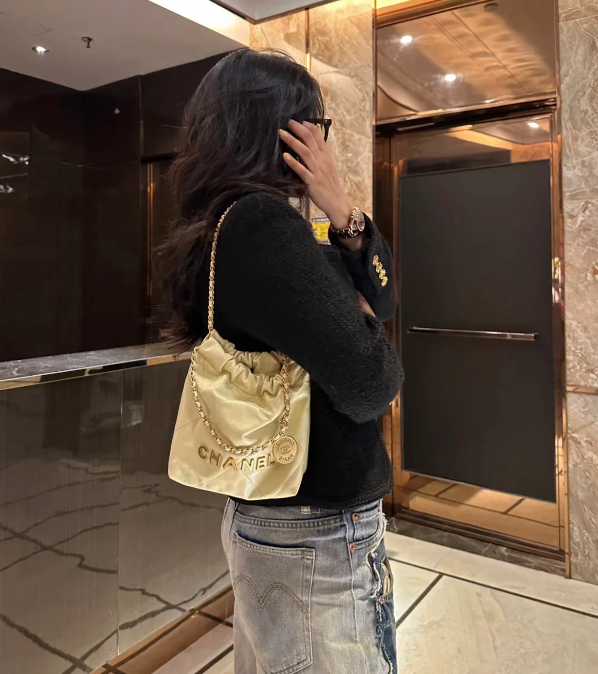 Новинка сезона весна/лето 2023 от Chanel - сумка 22 - мини - ярко-желтый цвет - на фото.