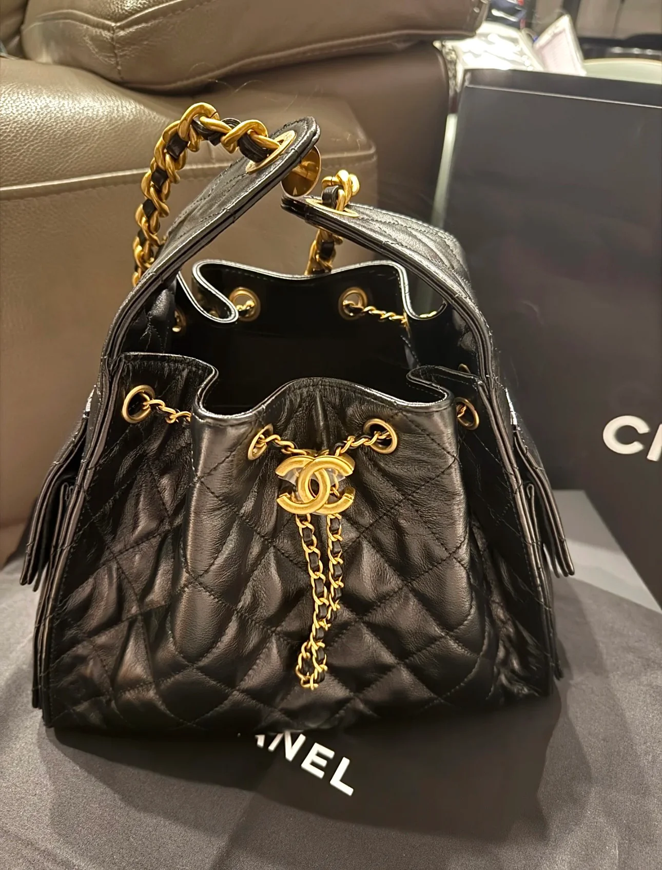 Сумка-ведро Chanel 25c 25bag из телячьей кожи с завязками, маленькая – черно-золотая