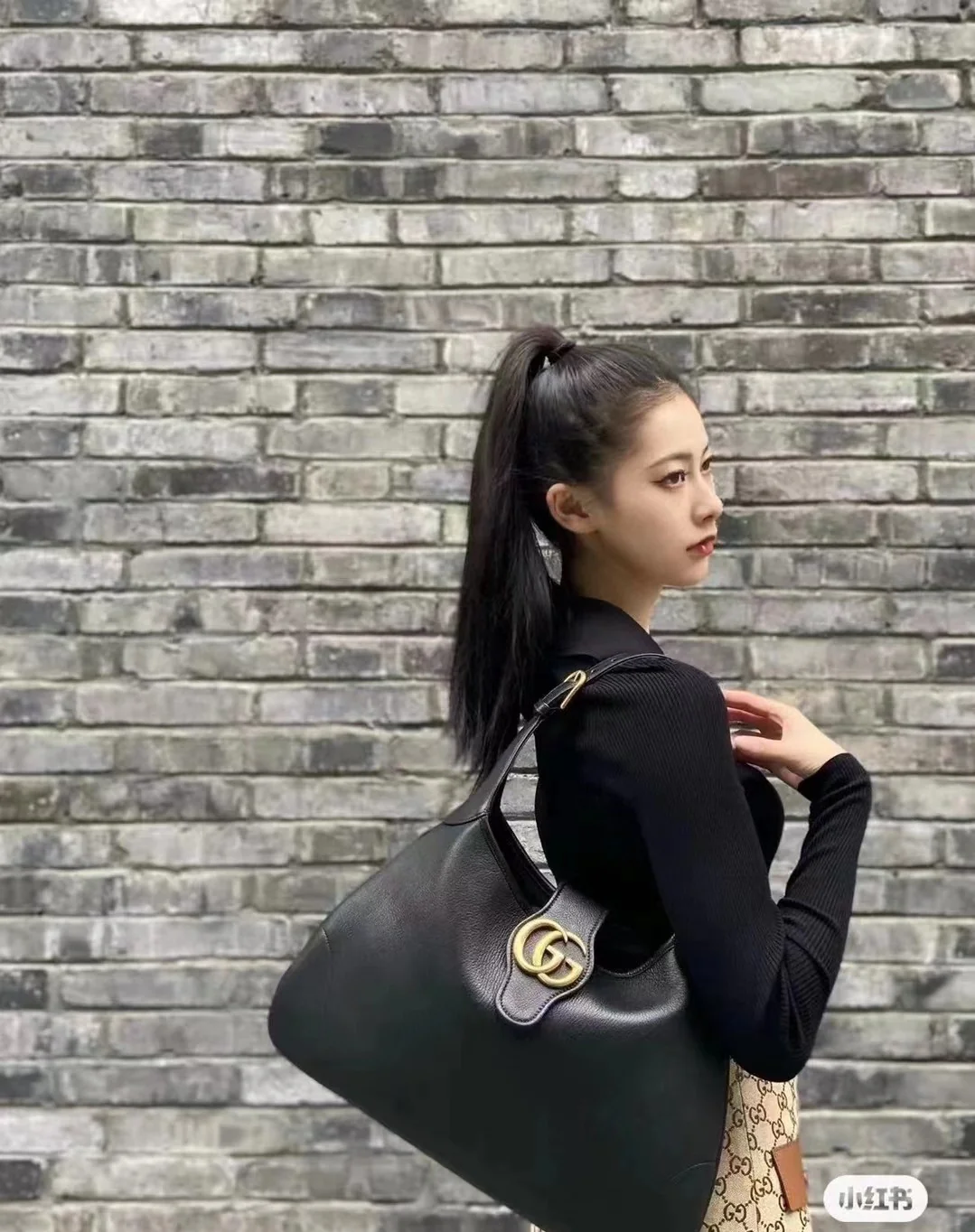 Весенняя коллекция Gucci 2023 — Сумка через плечо ?Полумесяц? — Черная — Фотографии в действии.