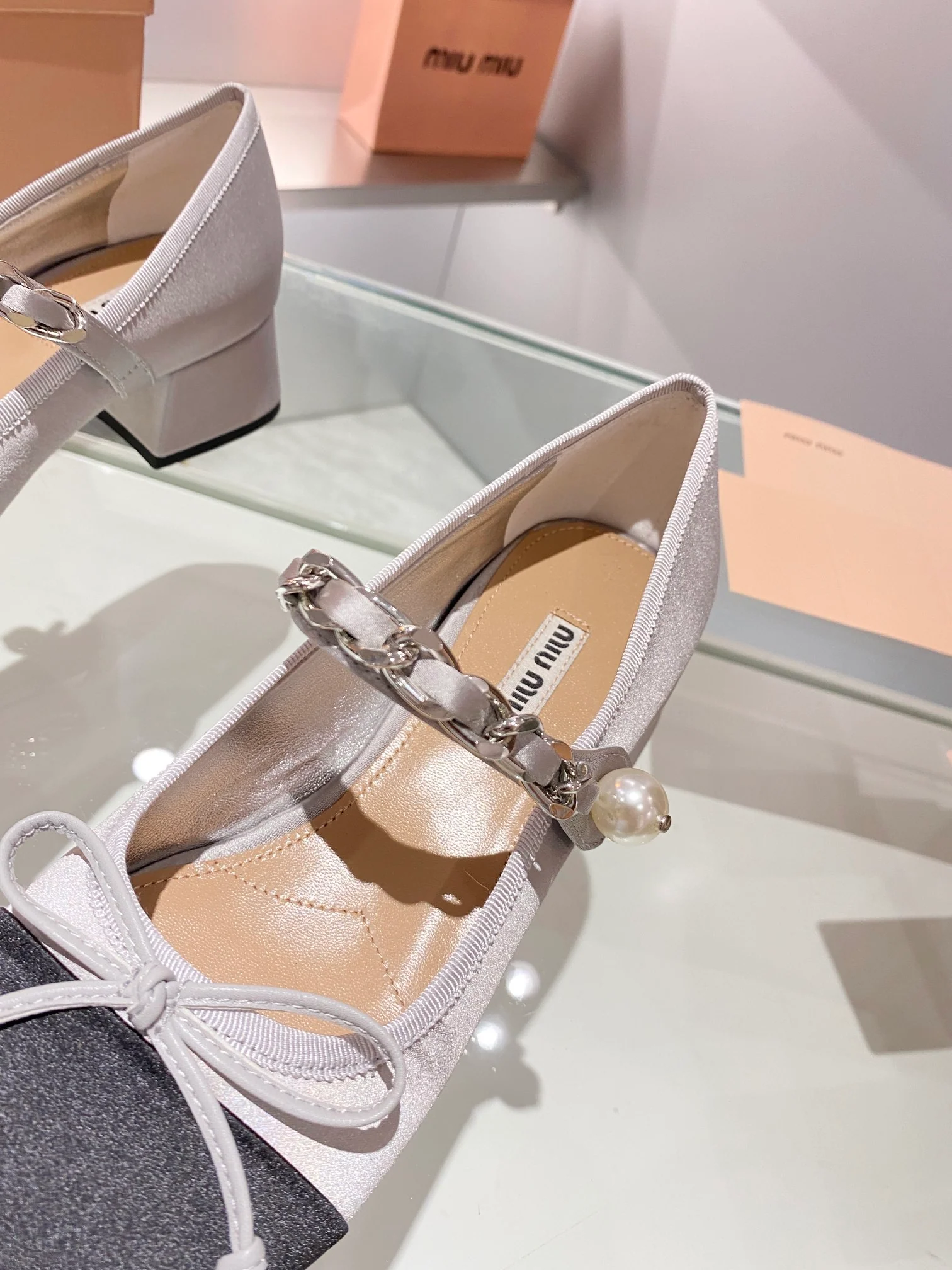 Новинки коллекции Miu Miu осень/зима 2023 - Балетки - Туфли на низком каблуке - Серебристые