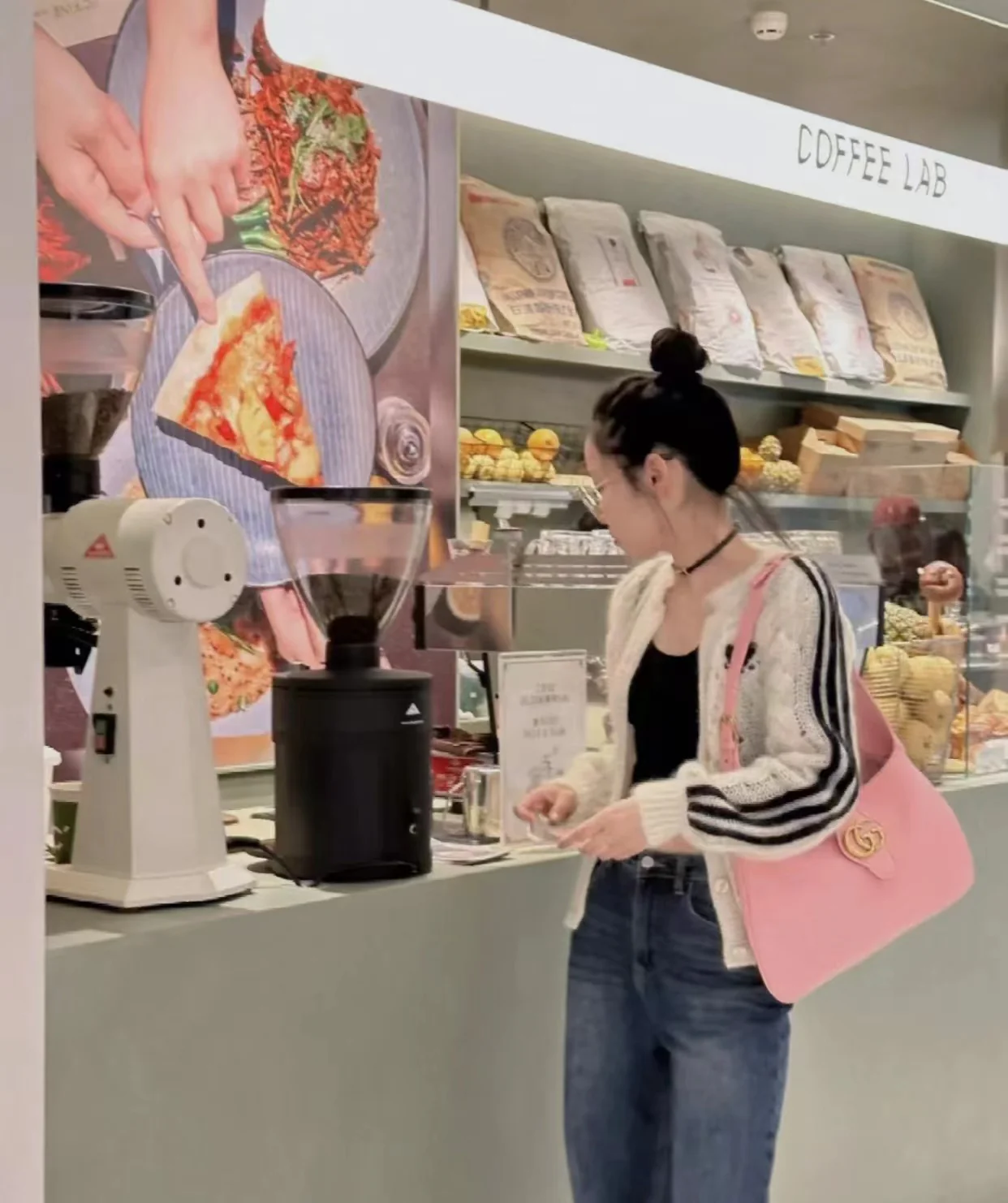 Весенняя коллекция Gucci 2023 — Сумка через плечо ?Полумесяц? — Розовая — Фотографии в действии.