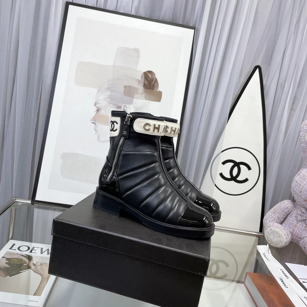Новинка сезона осень/зима 2022 от Chanel - Пуховые сапоги - Черные - 5 см