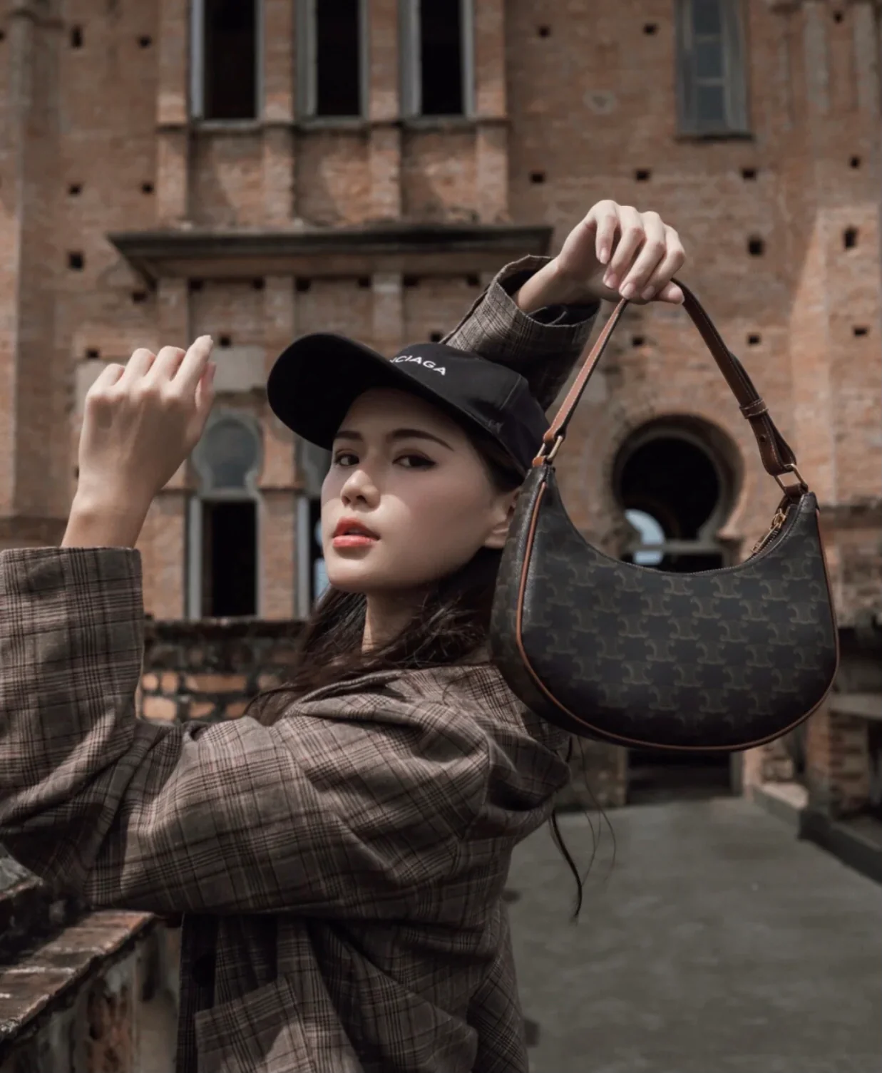 Сумка Celine Ava Triomphe из канваса - идеи для образа