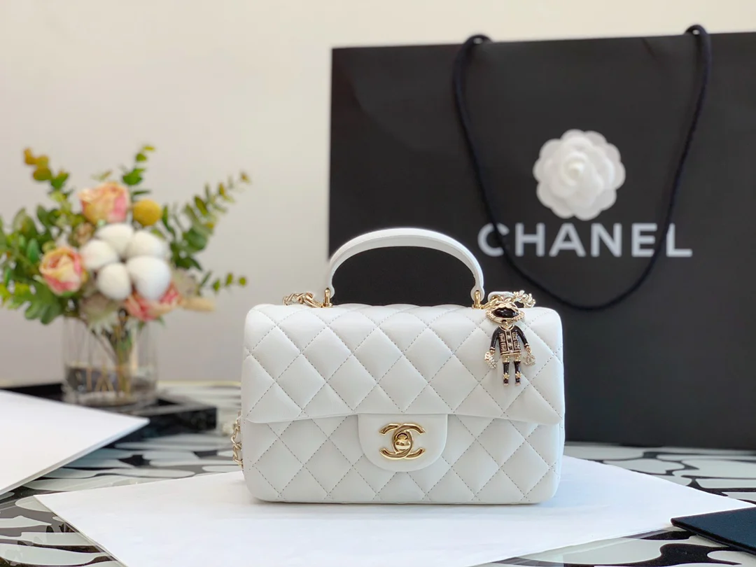 Коллекция Chanel Весна/Лето 2022 - Сумка-клапан на запястье - Овечья кожа - 20 см