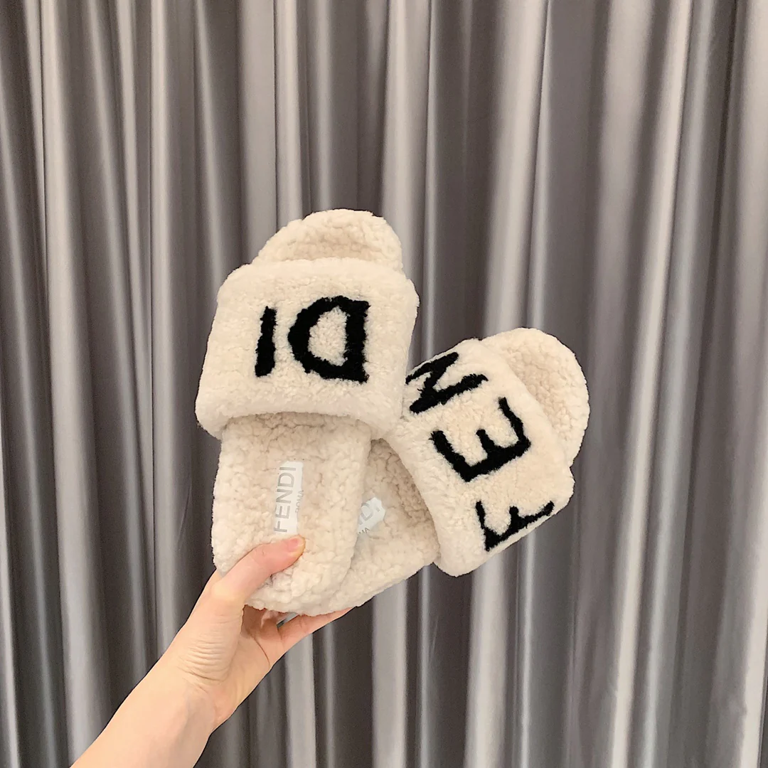 Fendi - Тапочки из овечьей шерсти - Белые с черной надписью
