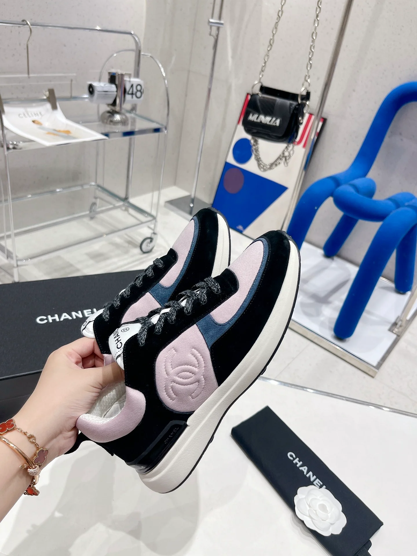 Повседневные кроссовки Chanel из коллекции весна-лето/зима 2022 — розовато-серые.