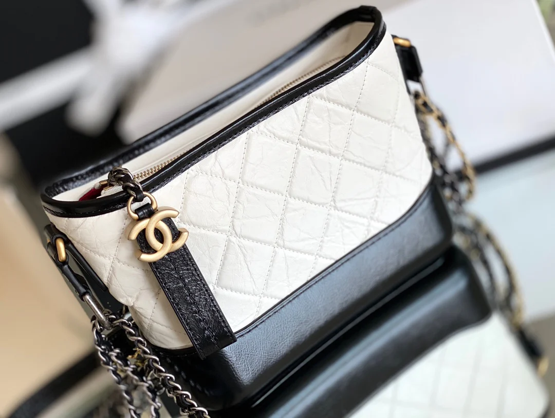 Маленькая сумка-хобо Chanel - черно-белый стеганый узор - 1 шт.