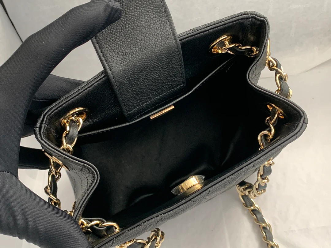 Новая сумка-тоут Chanel весна/лето 2022 — черная.