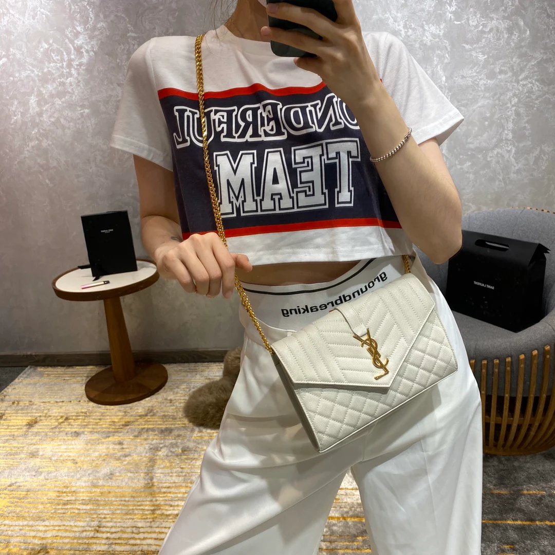 Сумка-конверт YSL с монограммой и икрой, V-образной ромбовидной стёжкой - 1