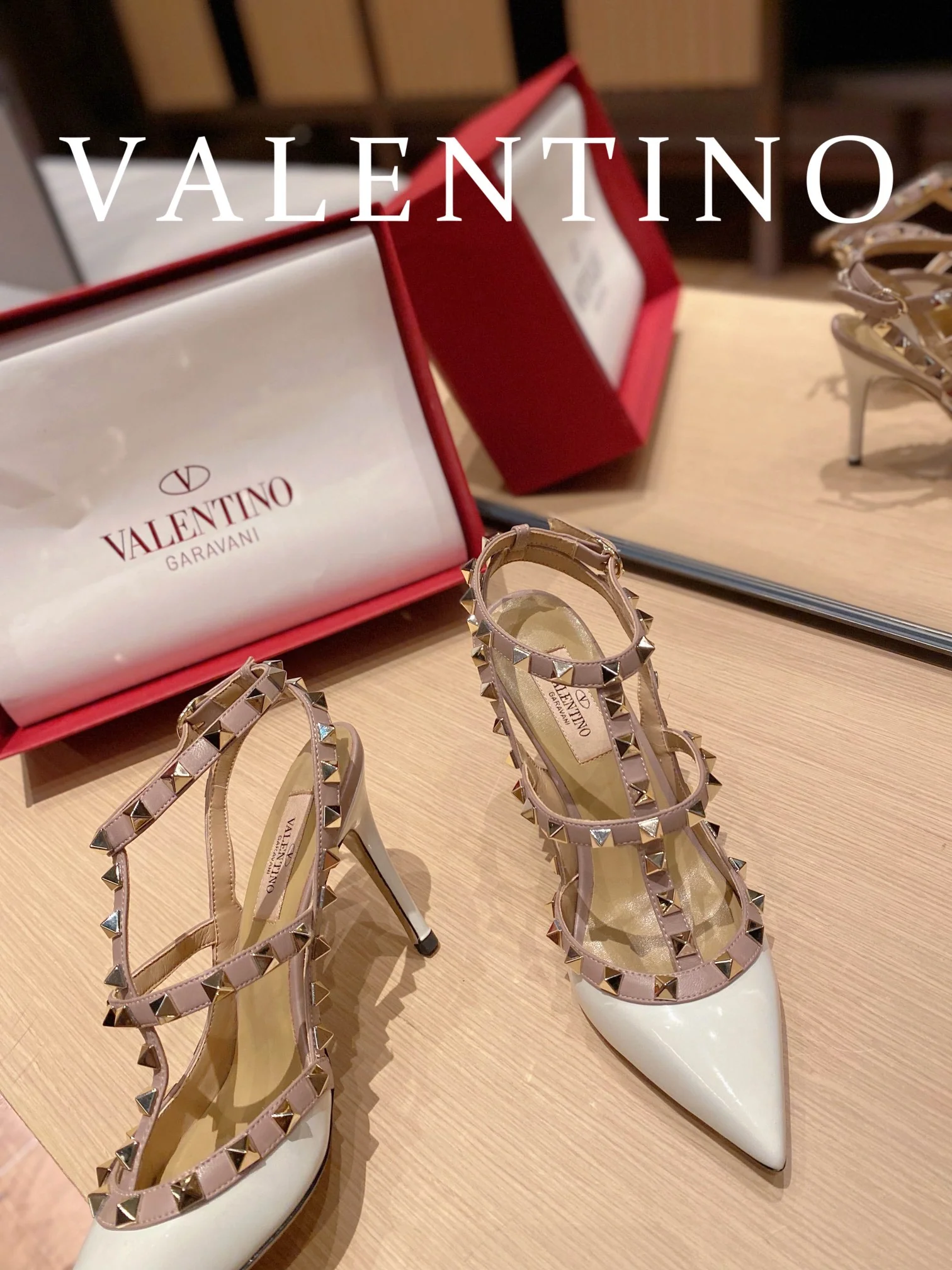 Valentino - Белые туфли на высоком каблуке с острым носком, украшенные стразами