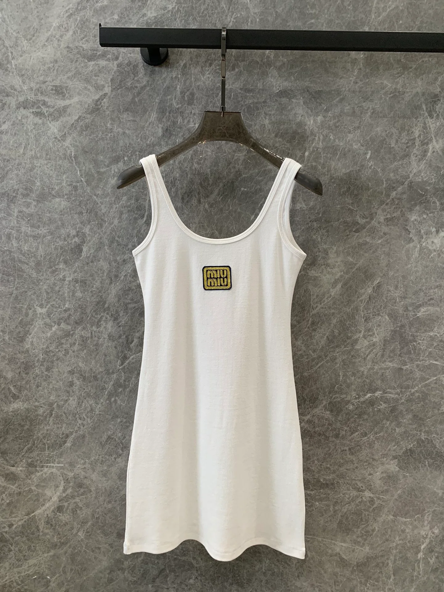 Miu Miu - 2404 - 24ss Весна/Лето Новинка - Хлопковое ребристое платье-жилет с логотипом - Белое