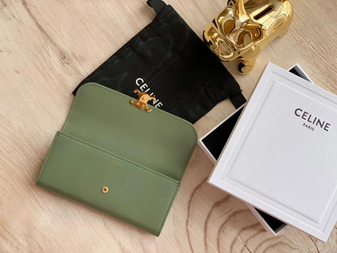 Celine TRIOMPHE 大号亮泽光滑羊皮革翻盖长夹