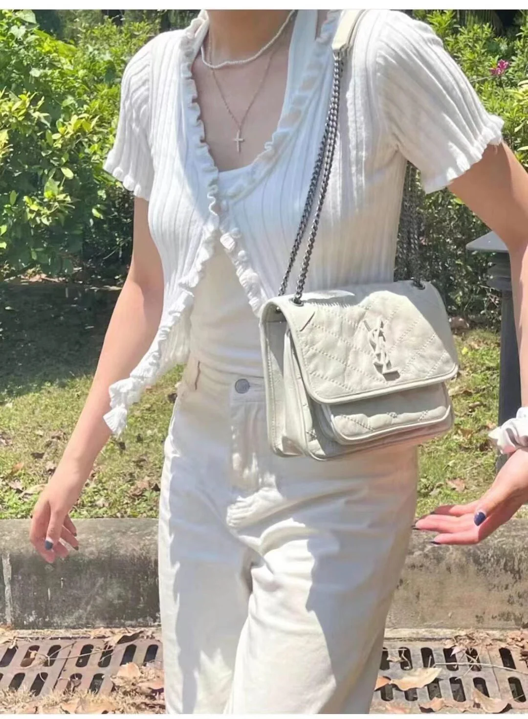 Сумка-мессенджер YSL-niki из белой кожи с серебряной цепочкой, имитирующей эффект потертости на коже.