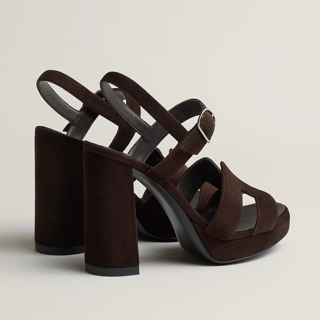 Модные босоножки на высоком каблуке Hermes 2024 года — темно-коричневые.