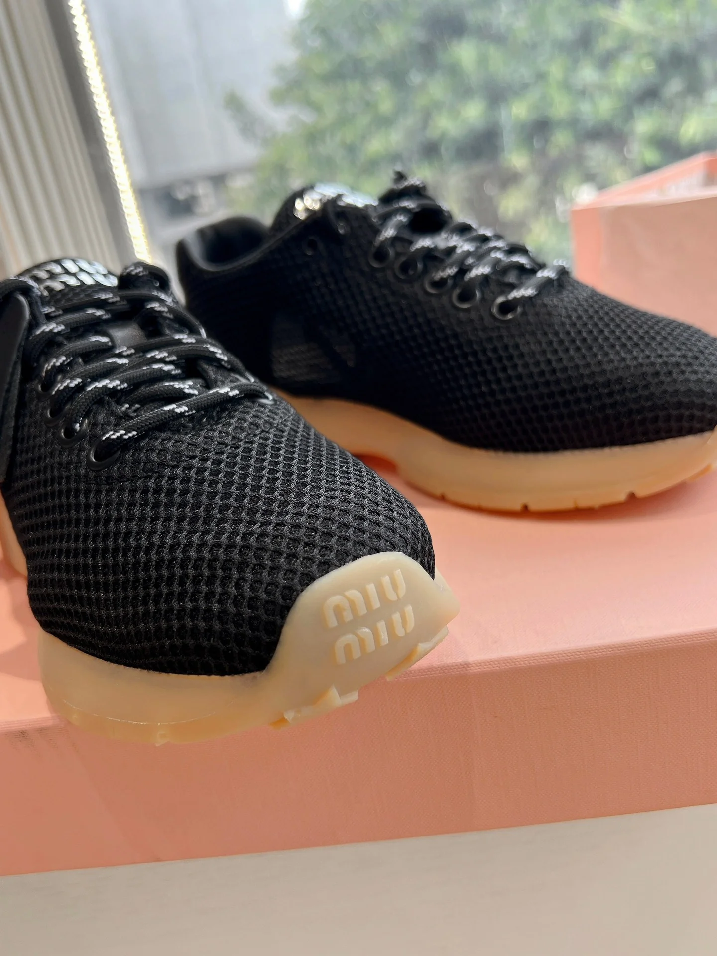 Дышащие повседневные туфли Miu Miu 2024 - черные