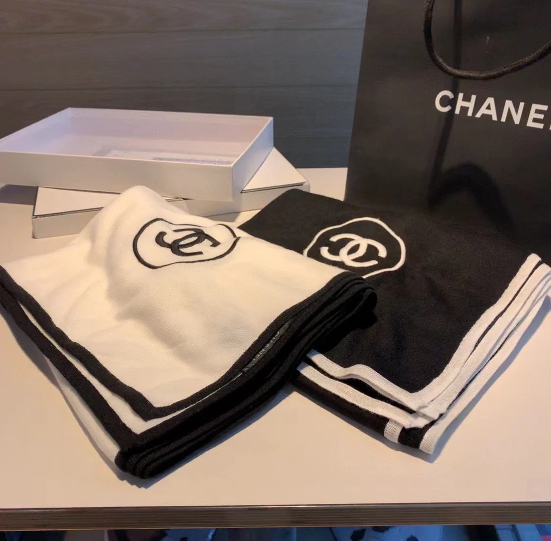 Вышитый шарф Chanel в черно-белых тонах - 100-200 см - Кашемир