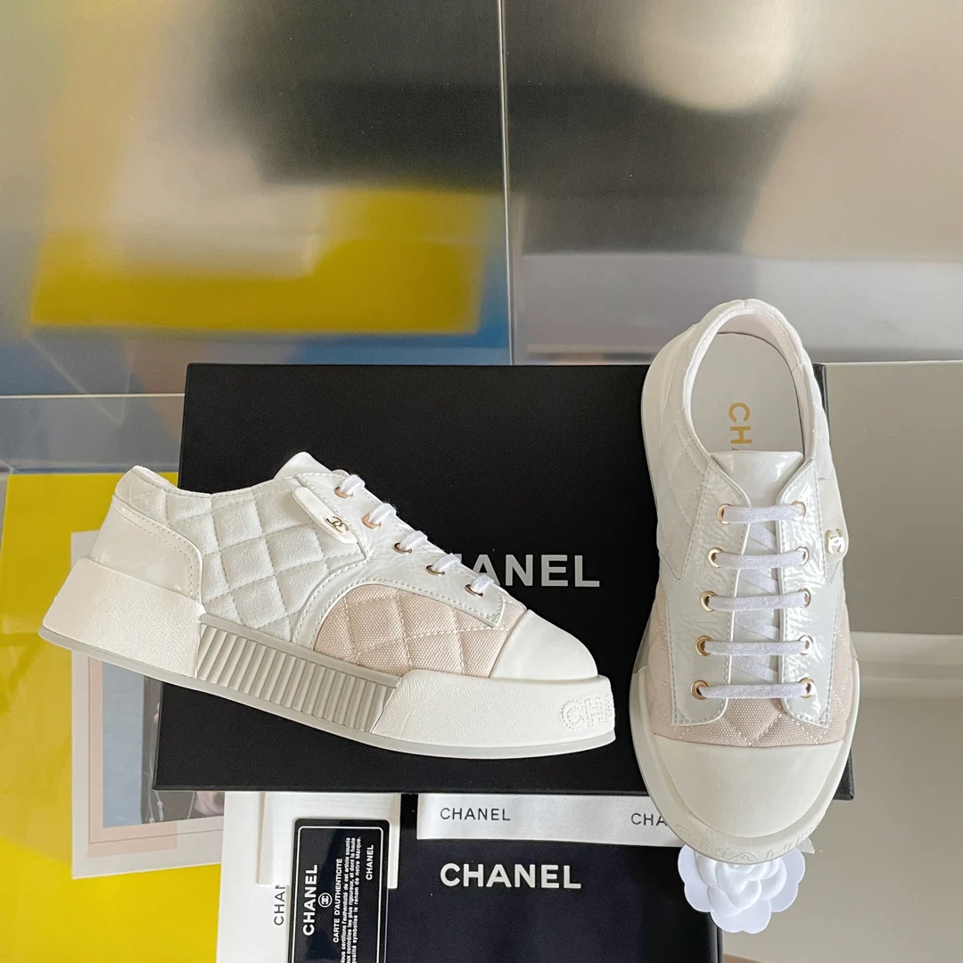 Новинка 2023 года от Chanel - Стеганые туфли-?блинчики? - Белый носок