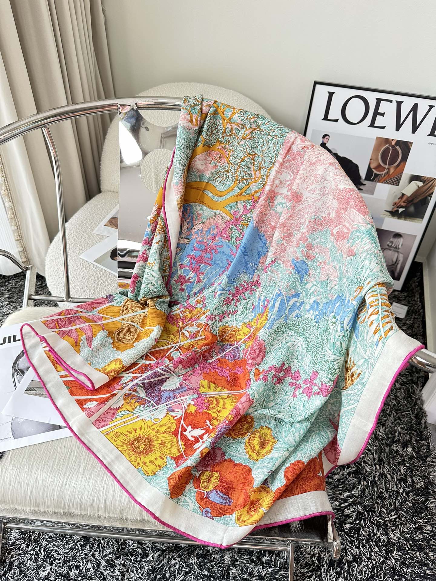 Большой носовой платок Hermes 2024 с рисунком в виде брызг краски.